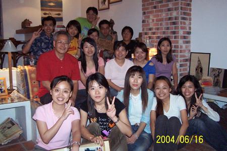 2004 (24).jpg - Jun 16, 2004 迎新送舊(老師家) [Lab newcomer welcome party (Prof. Shiau's house)]-4